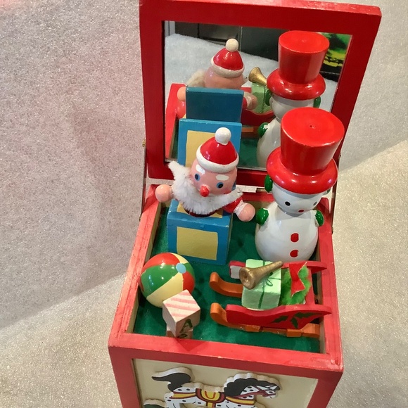 Vintage Christmas Music Box Jack-In-The-Box Plays Jingle Bells Enesco 1984 - Picture 9 of 11